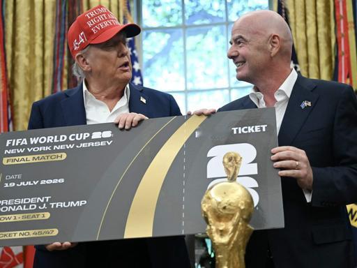 比赛还没开始，世界杯签证先乱成一锅粥，根源竟是因凡蒂诺把 FIFA 变成特朗普 
