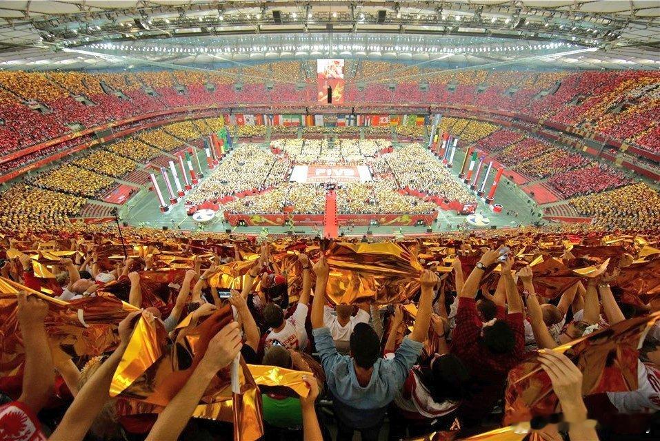 11年前，也就是2014男排世锦赛在波兰华沙进行，这是揭幕战的盛况（附图），盛况