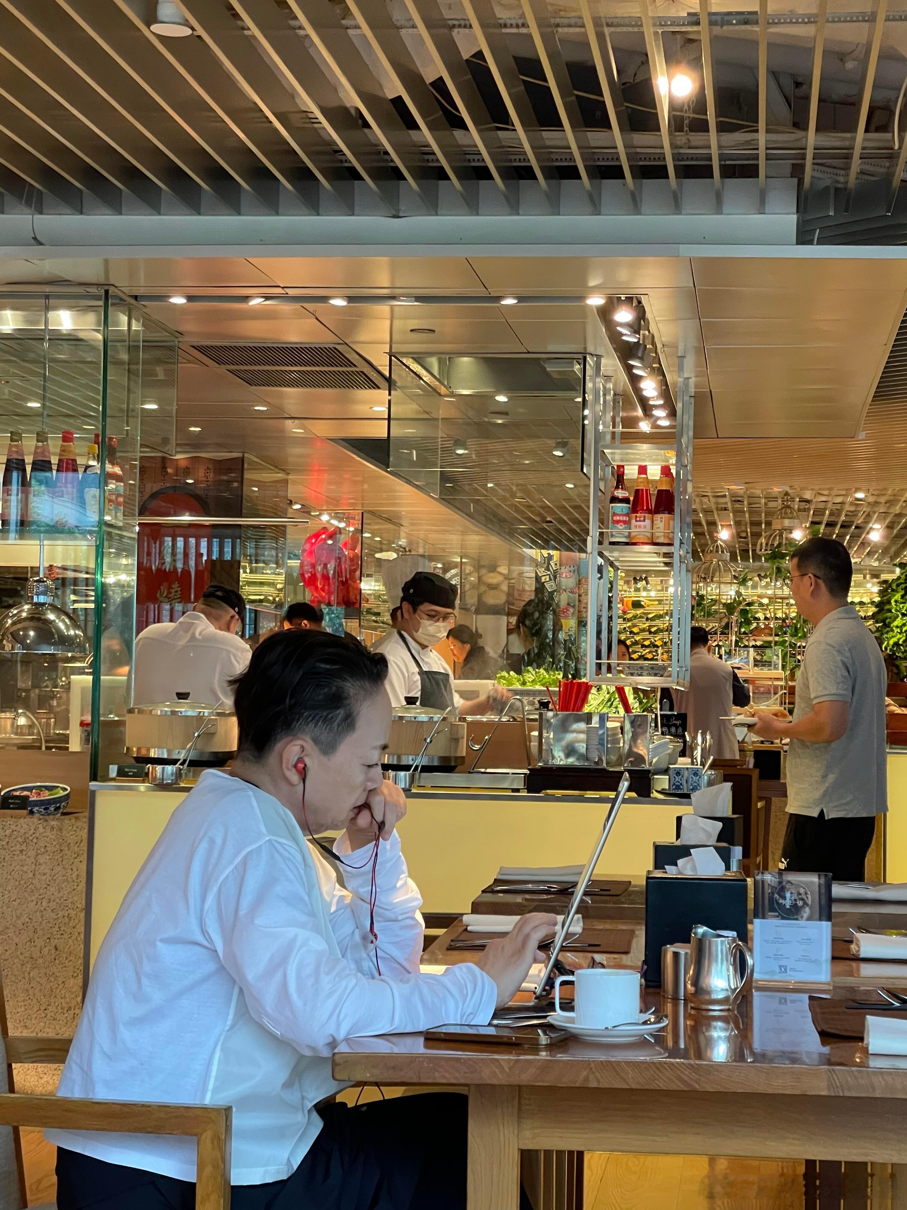 63岁宋丹丹退休生活曝光，坐在酒店餐厅上英语课，活到老学到老令人佩服！ ​​​