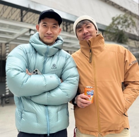 #王大雷晒刘殿座合照#国足公布新一期大名单，蓉城门将刘殿座顺利入选。王大雷更新社