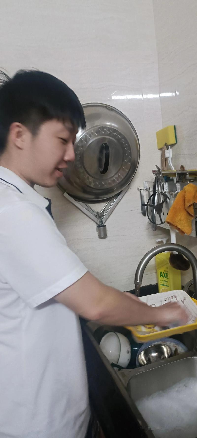 男子每日做饭都习惯撒些“胡椒粉”调味，这习惯一坚持就是一年。近日整理厨房时，他拿