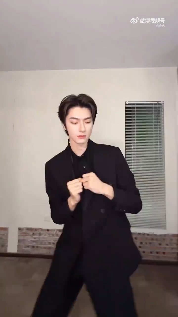 林一正太扭腰褪去荧幕里清冷男主的模样，林一舞动正太扭腰尽显中二本性，表情灵动搞怪