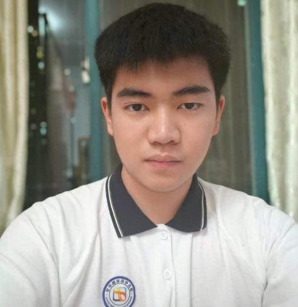 “读书就要报国！”广东茂名，一位男生查分后发现自己考了高分，而在班主任眼中，这是