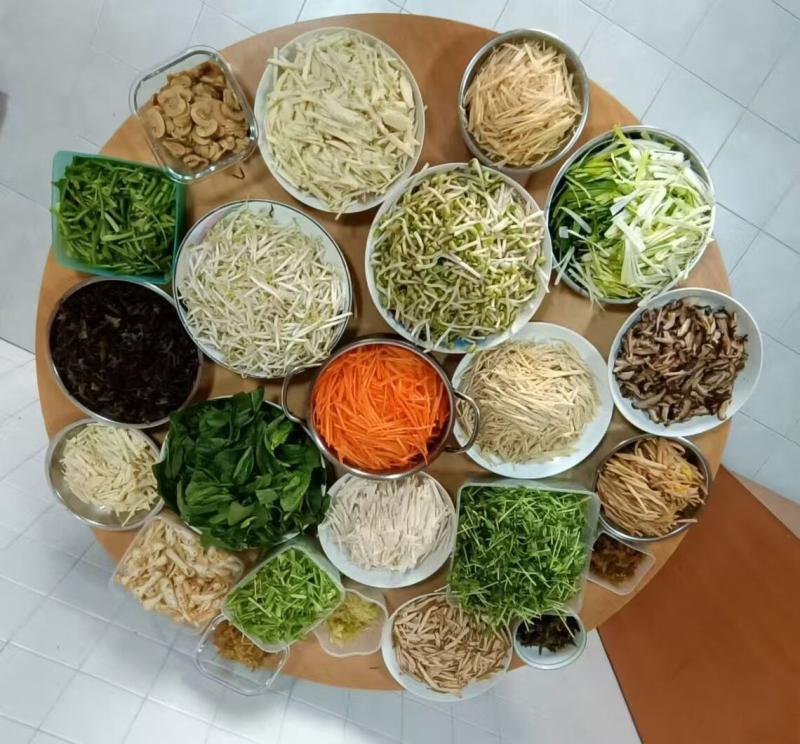 成年人的体面里，藏着没说出口的“不够”

在烟火气的褶皱里，
有人早把“够了”活