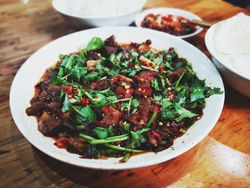 雅安美食那叫一个绝！首推哒哒面，这可是雅安的特色面食。面条粗且有嚼劲，臊子种类超