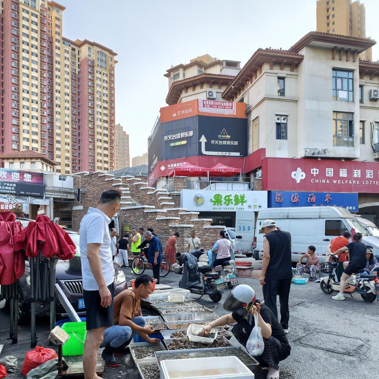 坐标：青岛。眼下虽值休渔期，可海鲜市场上的海货依旧丰富多样，解馋吃海鲜，一点也没