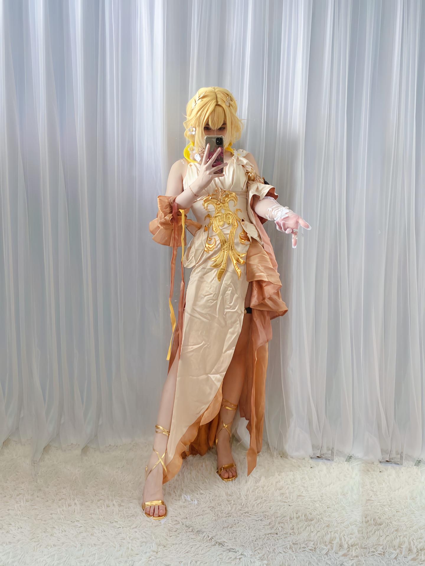 最后一次沐浴在温热耀眼的阳光中。