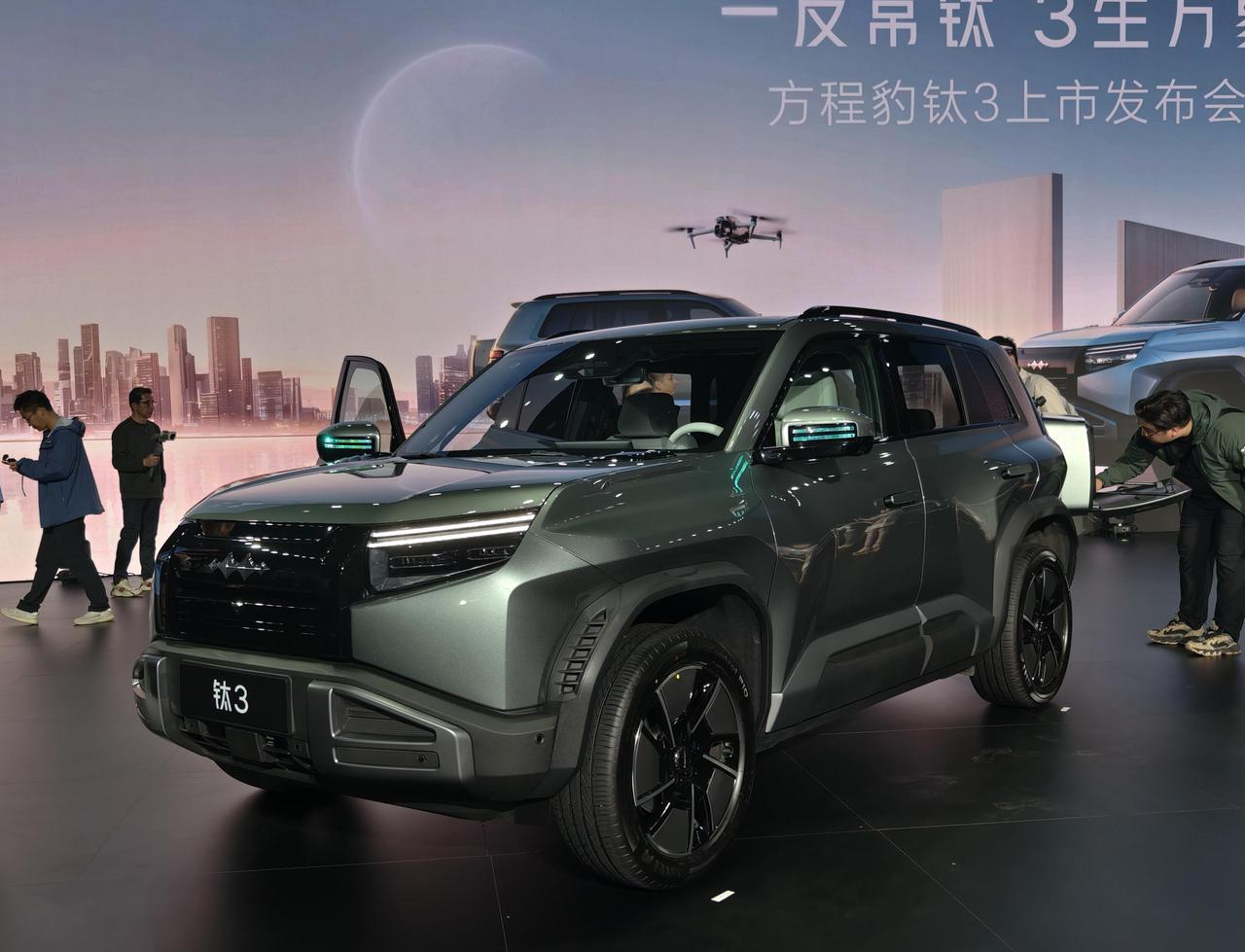 3月13日，方程豹钛3闪充版正式上市，以800V高压平台、第二代刀片电池、全场景