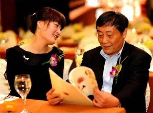 宗馥莉今年刚刚42岁，宗庆后就走了。

说来是巧合，也似乎有玄机。宗庆后42岁白