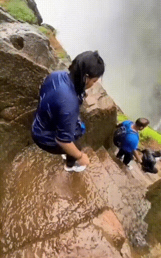 图一：佩服那些勇敢的人，下了雨还敢去爬山，关键这座山还这么抖？
图二：这个开瓶器