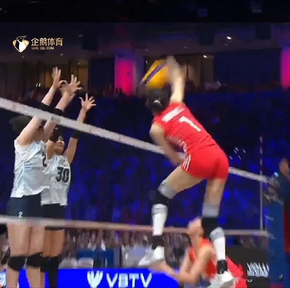 【2发球10拦网多点开花】中国女排大比分2-0领先！
吴梦洁10分，龚翔宇9分，