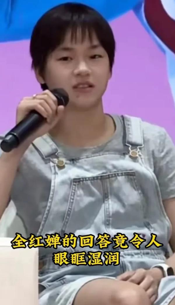 哇塞！谁能想到呢！😲 当全红蝉被问到为啥总是含胸驼背时，她的回答简直像一股暖流