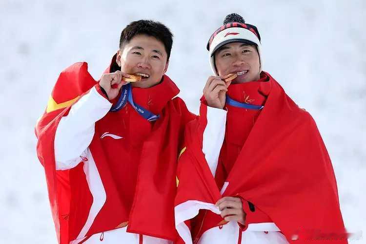 02月20日米兰冬奥会自由式滑雪男子空中技巧决赛展开较量，齐广璞、孙佳旭、李天马