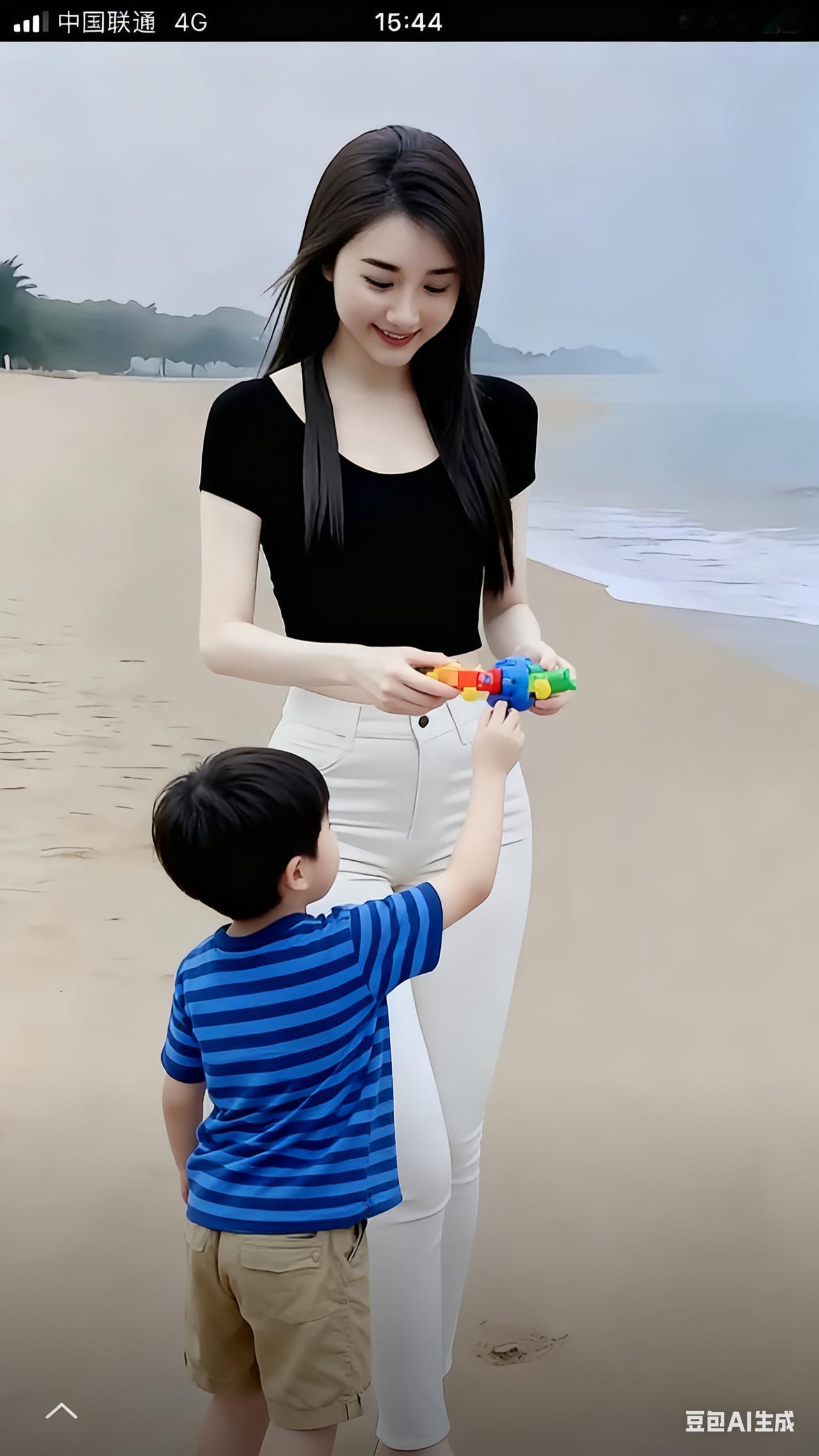 美女柳玲带娃来海边玩，共享欢乐时光。