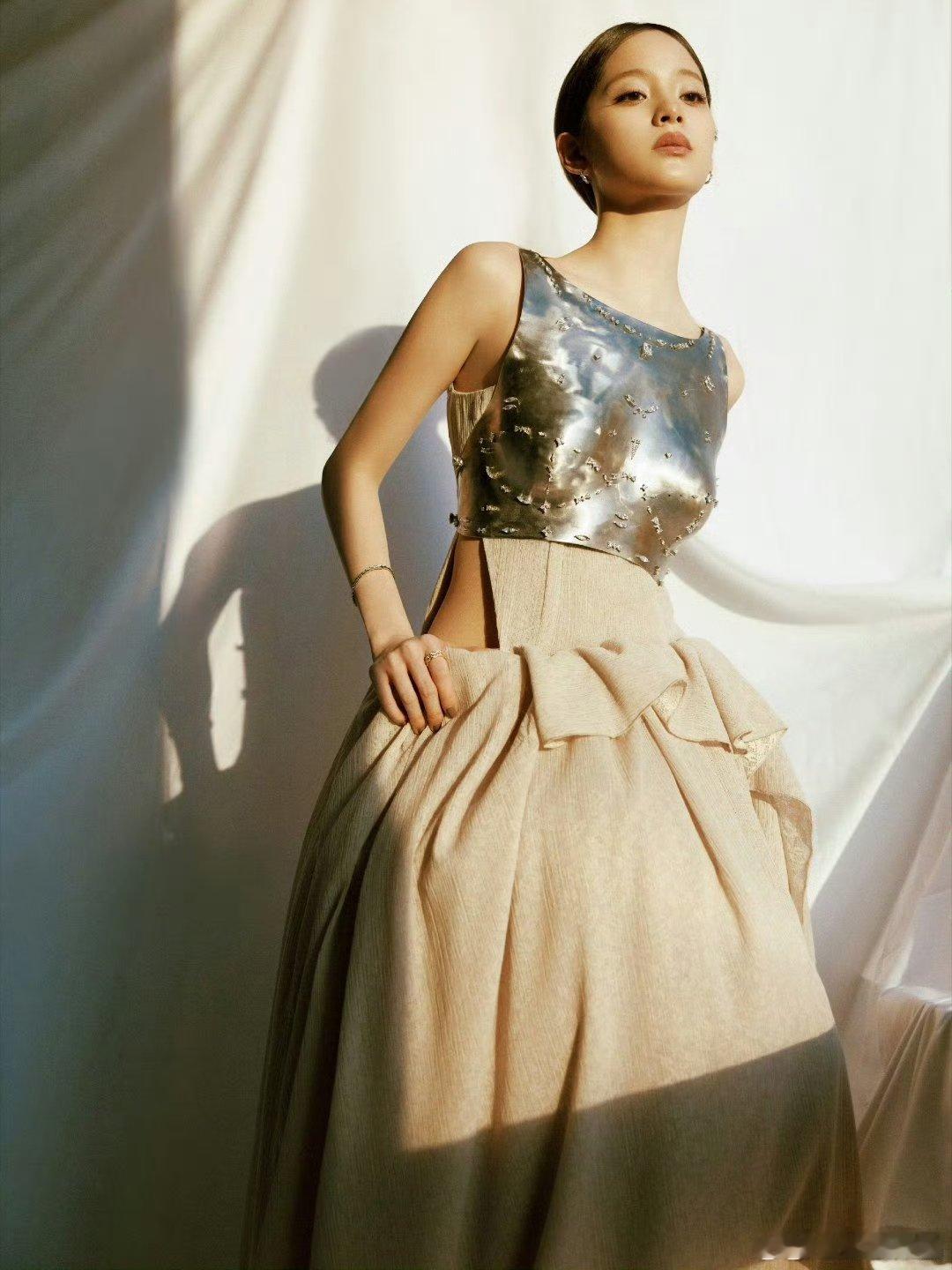 欧阳娜娜高空秋千唱遗憾是欧阳娜娜高空秋千  年度盛典名场面预定！高空秋千上的娜娜