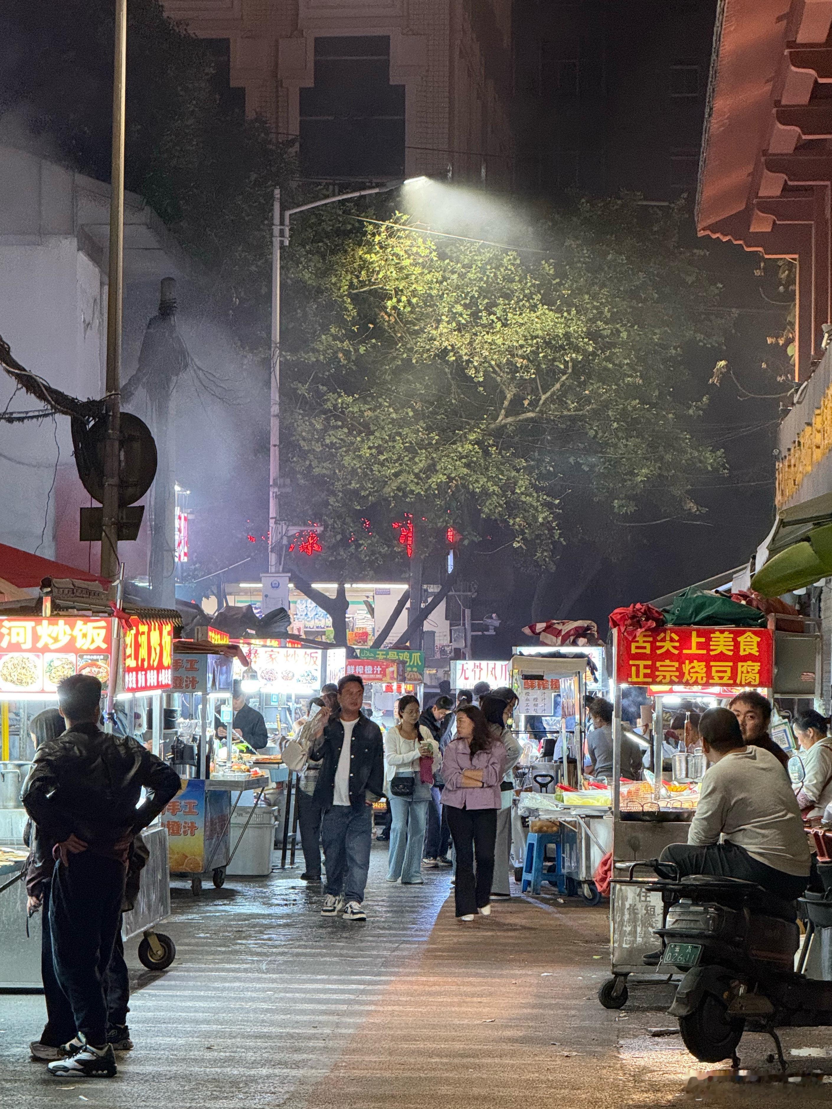 大千世界，人间烟火。昆明市中心的一个夜市。 昆明