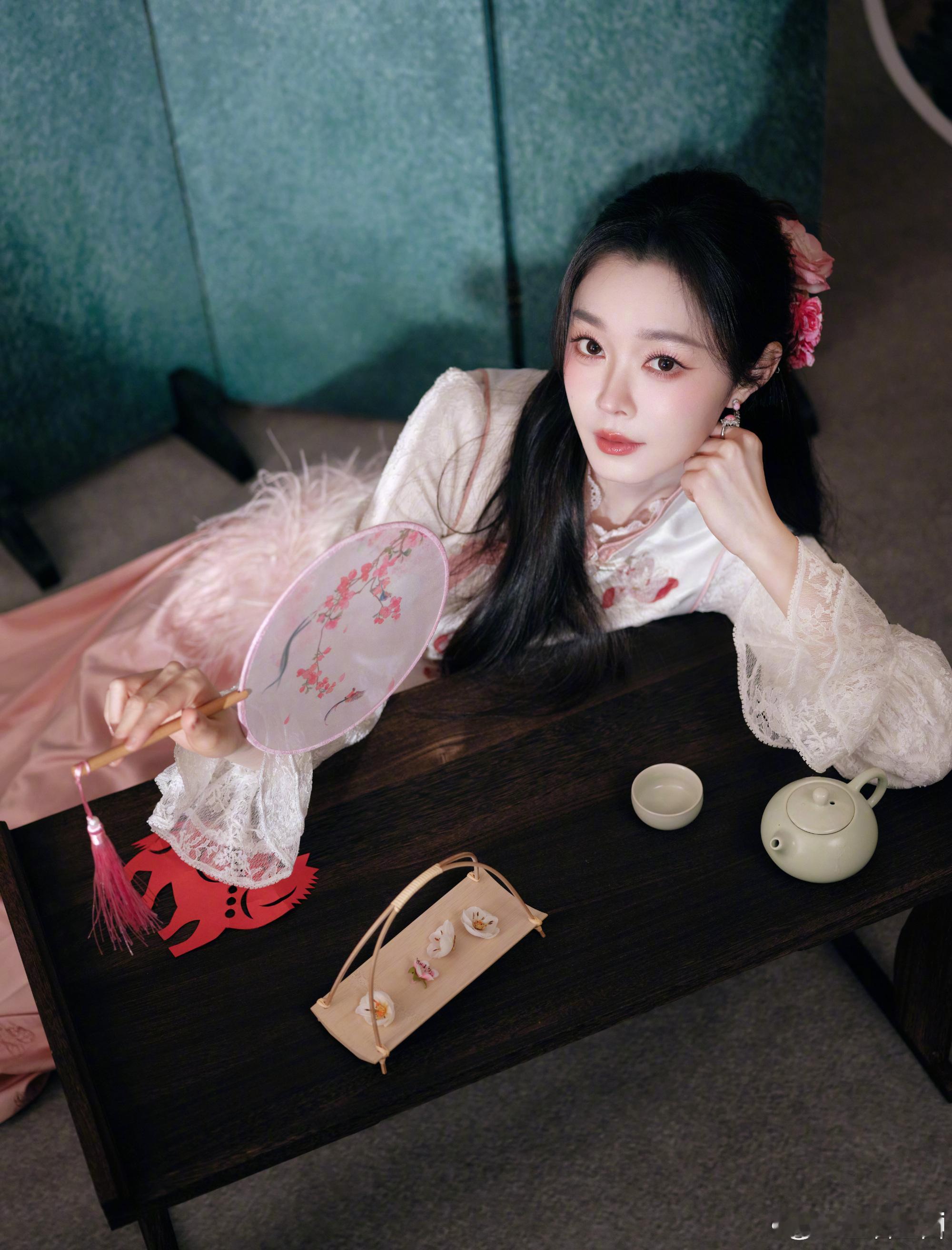 宋轶 今天走进了一幅旧画又被宋轶美一大跳谁懂啊！粉白系新中式杀疯了！发间簪着粉嫩