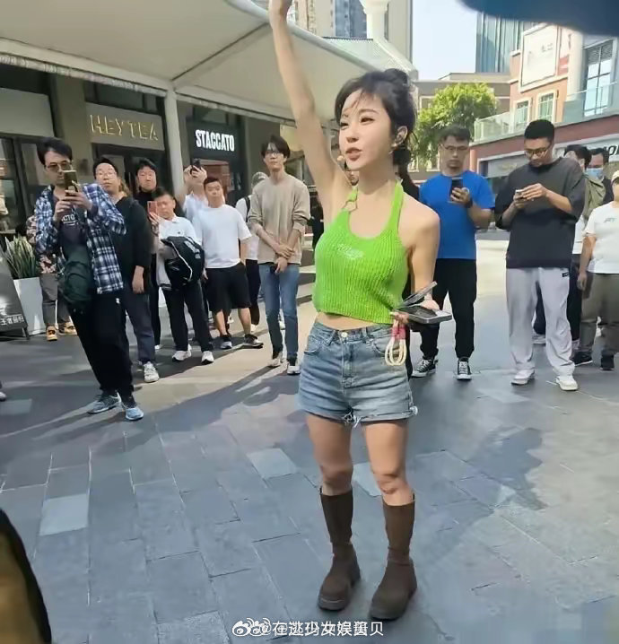 还记得八年前？她和刘宇宁同时踏入娱乐圈，如今的刘宇宁还在努力接戏拍戏，然而，冯提