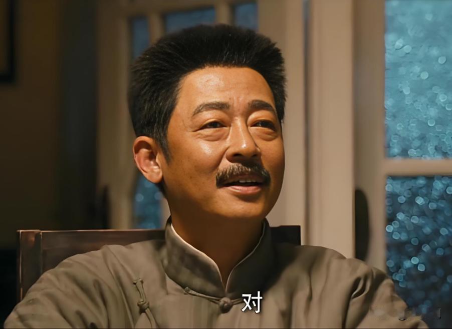 一天，萧红穿了件火红上衣，跑到鲁迅跟前问：周先生，我的衣裳漂亮不漂亮？鲁迅看了一