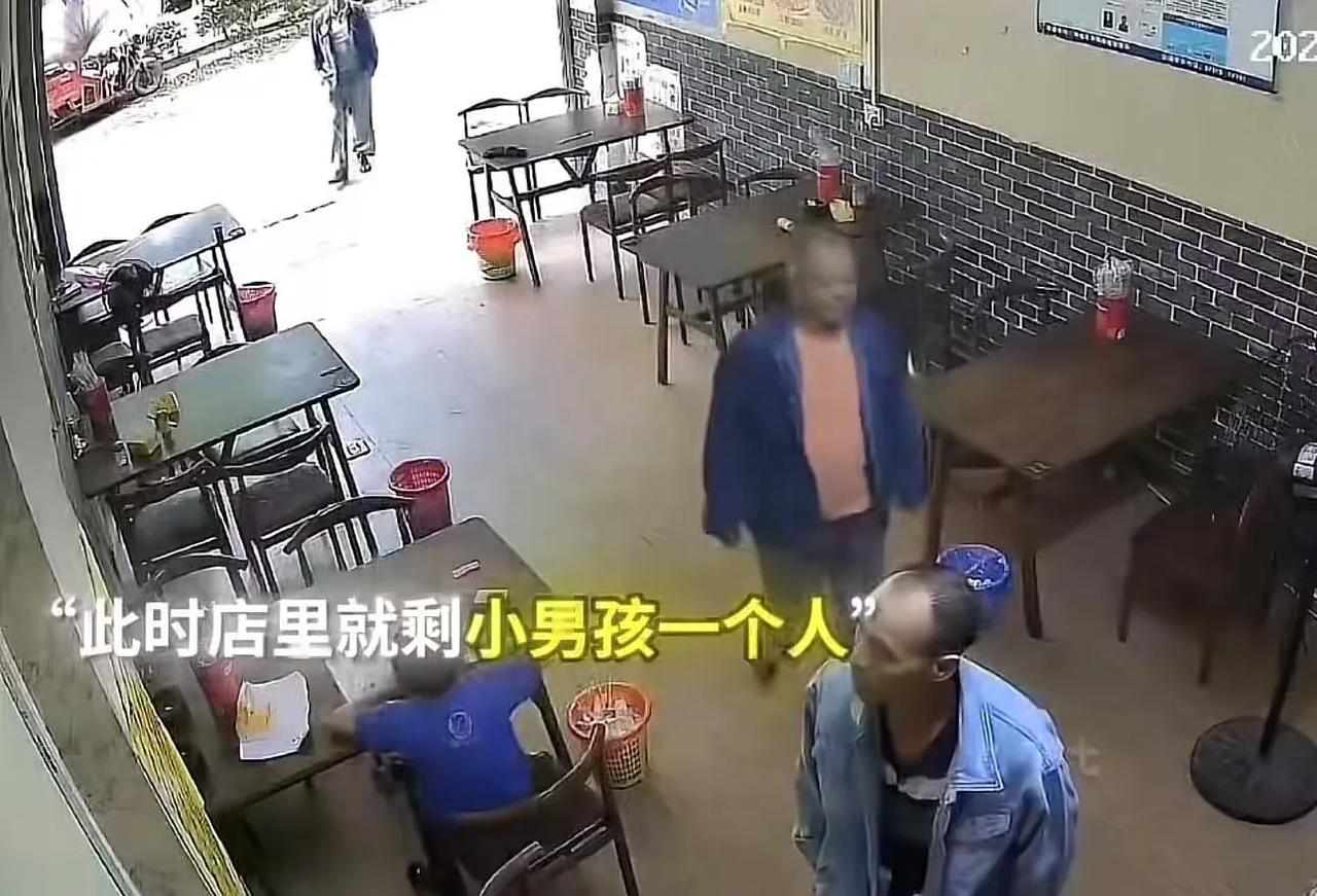 “小小年纪情商就这么高，此子以后必成大器！”爸爸在厨房里忙着做饭，小男孩在店里写
