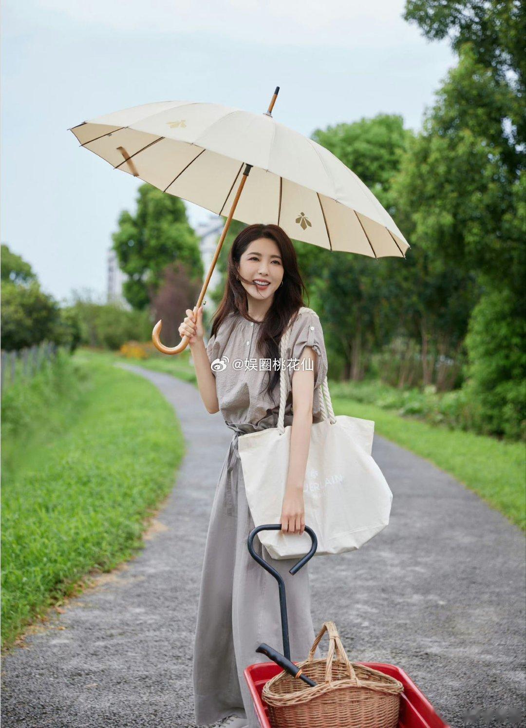 #庄达菲曾黎戏里戏外两幅面孔# 庄达菲曾黎一起合拍视频，刚开始还以为我眼花看错了