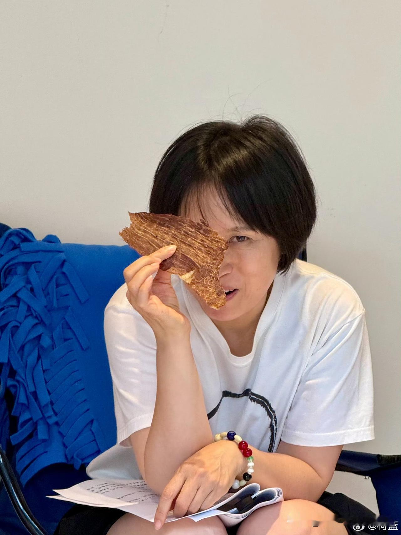 荧幕上是气场全开实力派，私下偷啃牛肉干捂嘴笑，柯蓝这组日常太圈粉

在观众的固有
