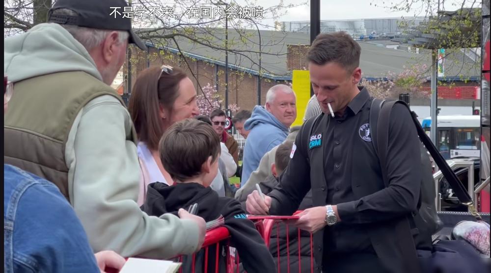 丁俊晖刚把他打急眼，摔了球杆，转头他就叼着烟给球迷签名，你信吗？
就在两天前，