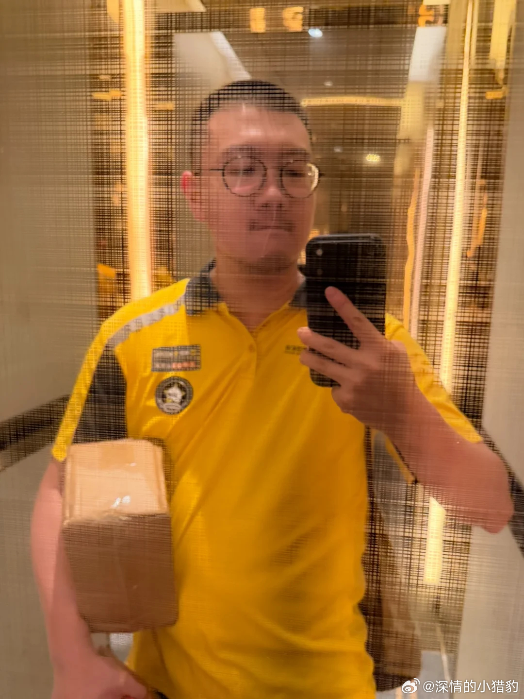 头很圆的小哥穿 MT 工服自拍🤳🤳🤳 