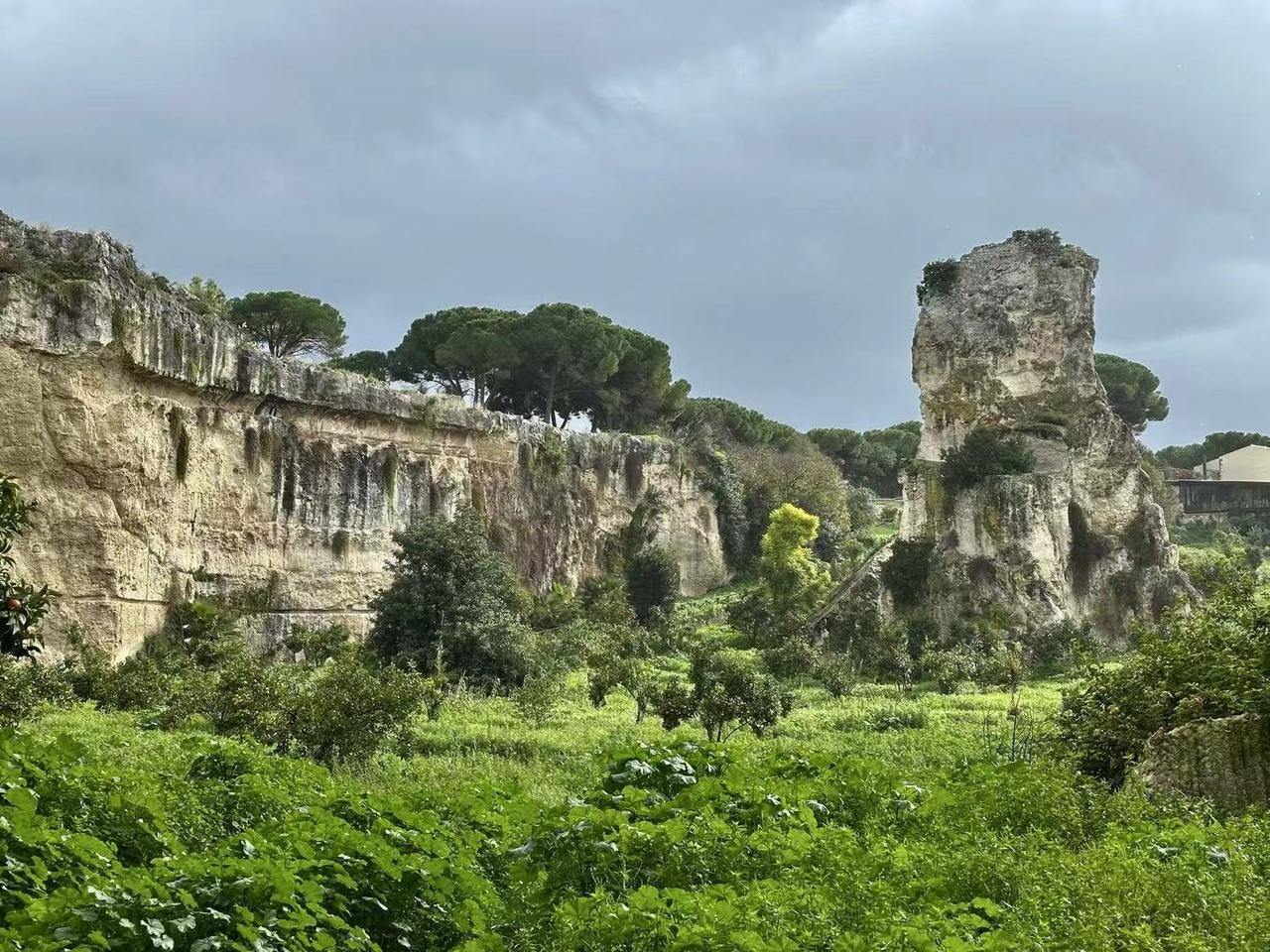 美女公园遇见大叔，两人一见钟情。脱单有法可循。
有人说:这是美女冲动幼稚病。也有