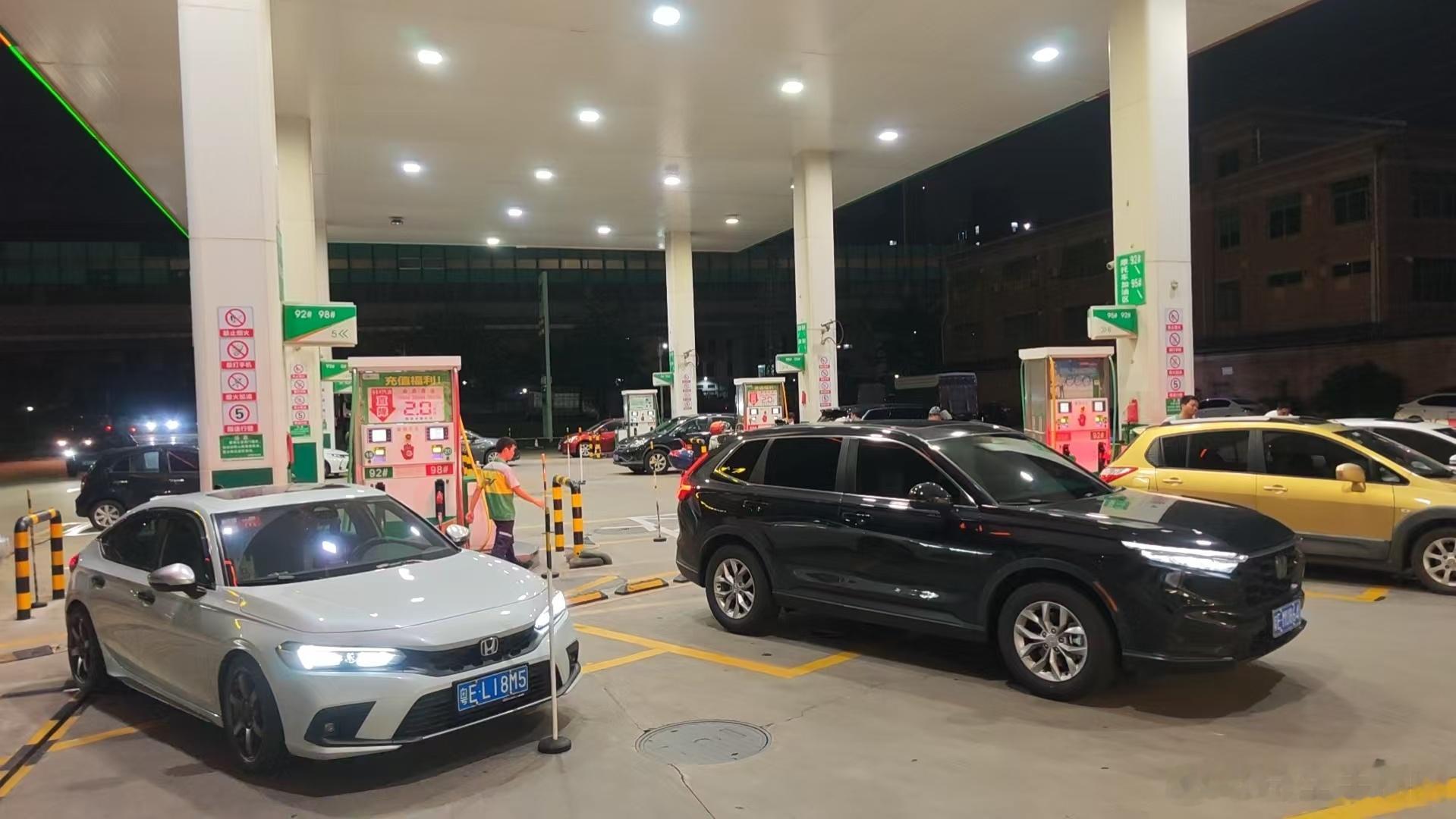 油价经过今年几次油价波动大家好像都累了，没有早几次排长队的场面现在是油价波动刺激
