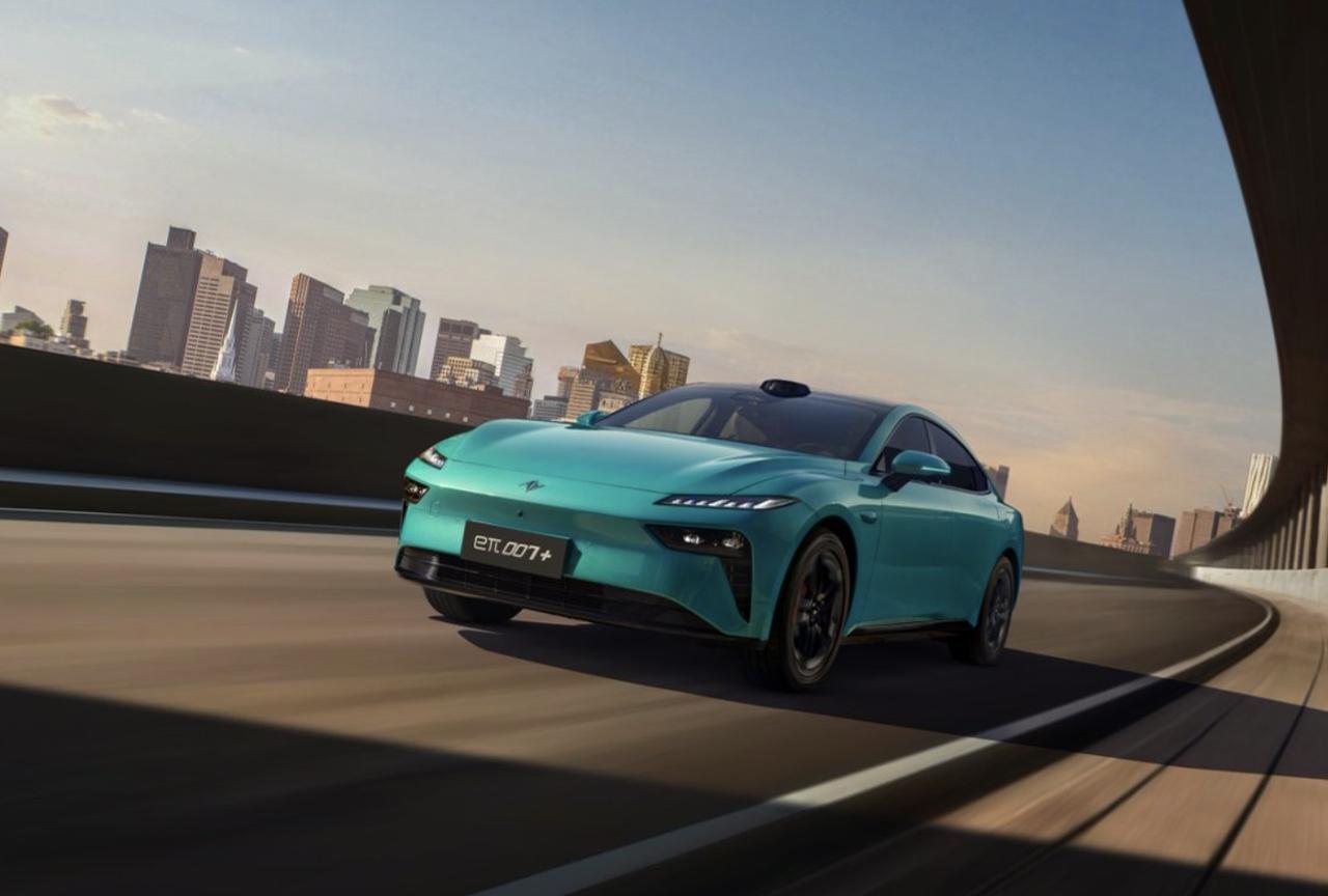 东风奕派eπ007+正式上市，有以下亮点：
1、共推出3款配置车型，限时焕新价为