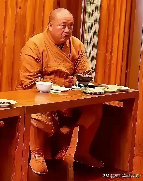 释永信同志现在可以公开吃肉了，被收了戒牒做回普通人刘应成，演了20多年也累了，该