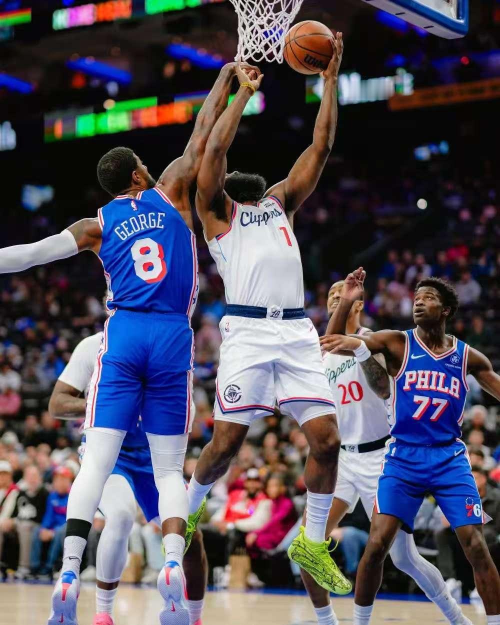 哈登绝杀三分被犯规遭无视，裁判认定属合法干扰难以让人信服
快船背靠背客场对阵76