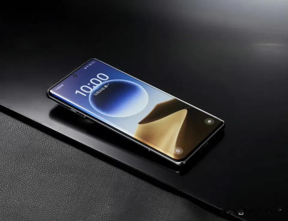 今日，有数码博主爆料称 OPPO Find X8 系列全系取消了曲面屏，采用的是