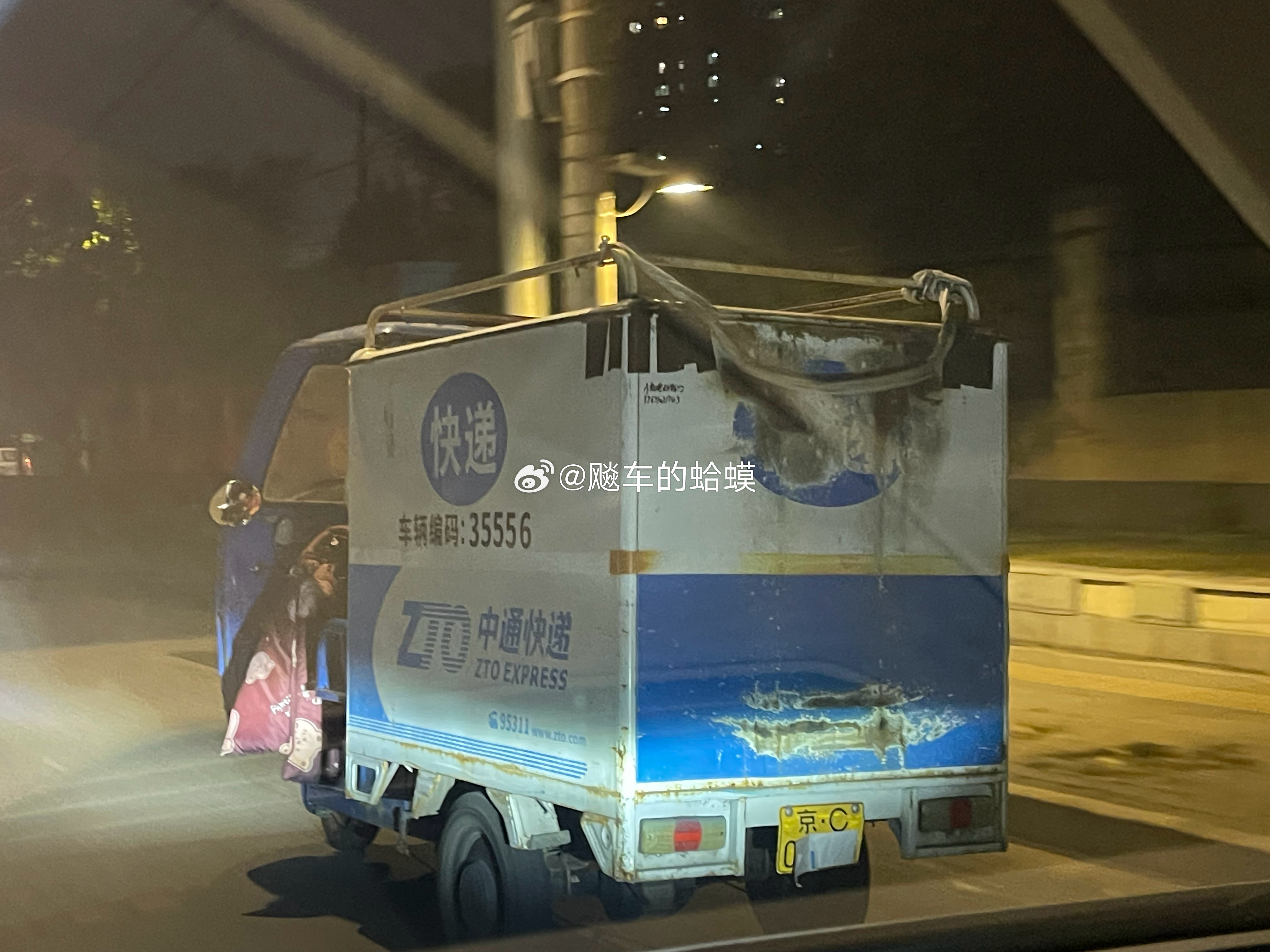 2026年10月11日19:28，东坝中街与醉公村路交叉口，西向东，35556号
