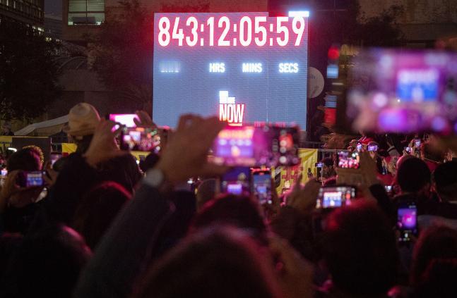 昨天以色列特拉维夫国防部大楼前的广场上挤满了人，大家举着手机镜头都对准了那块立了