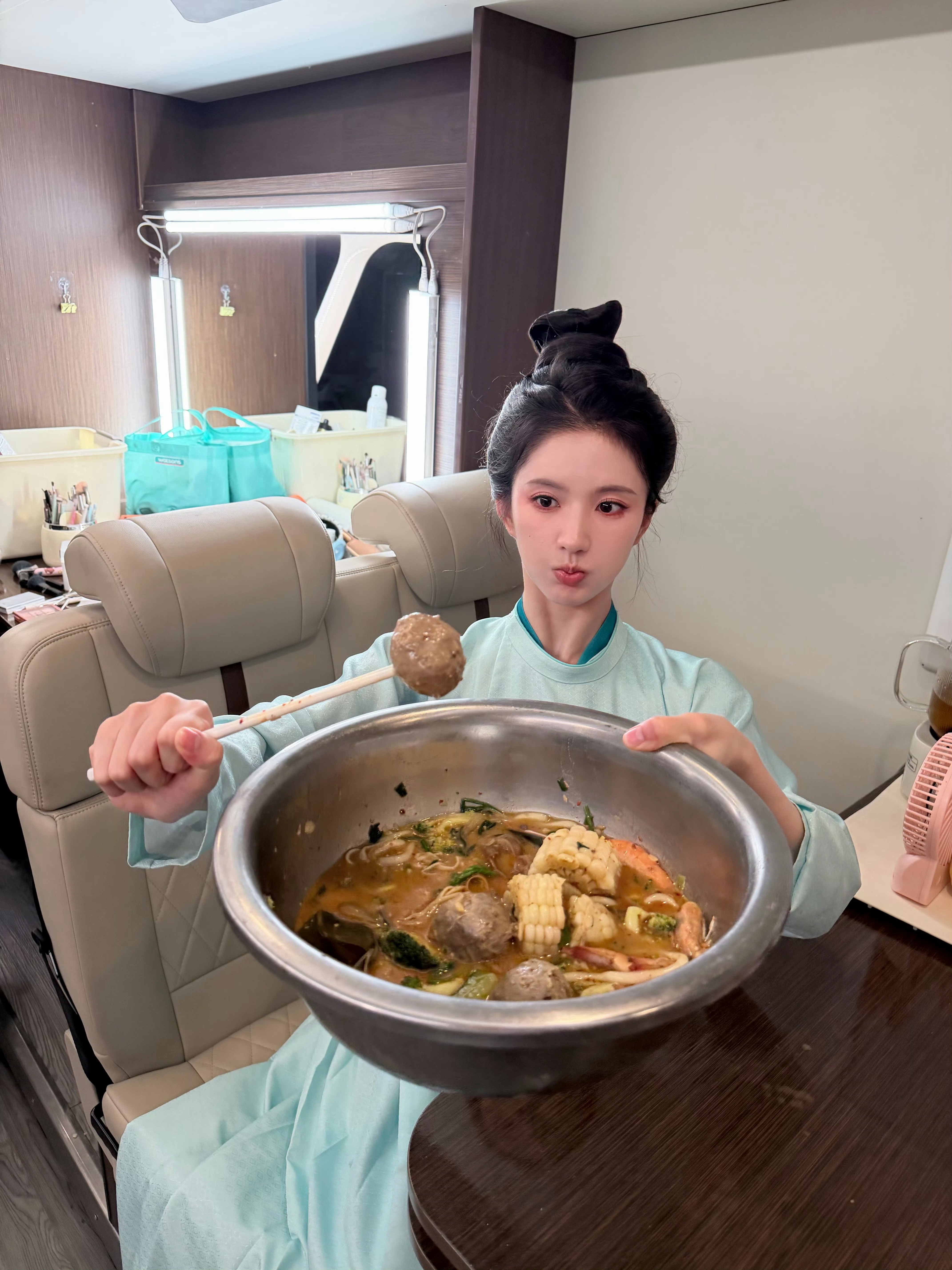 刘些宁 宁宁老师干饭要用盆，好家伙，这么瘦小姑娘饭量可观，在下佩服 