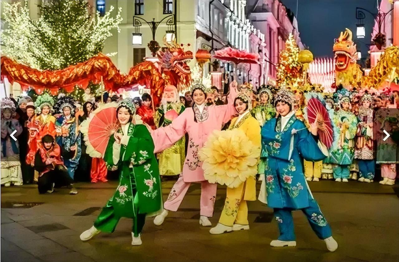 马涅什广场的红灯笼点亮了莫斯科的寒夜，欢腾的锣鼓声穿越了红场的晨雾，第三届“莫斯