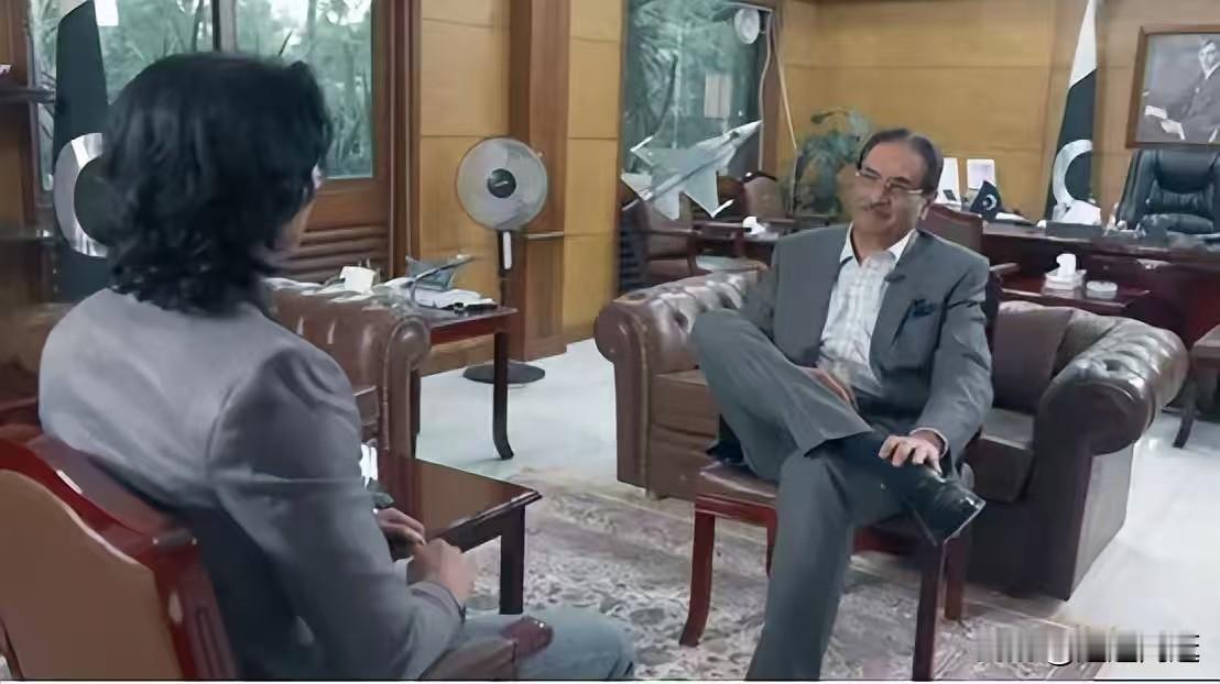 巴基斯坦真的是抖起来了，近日巴基斯坦国防部长在接受采访时洋洋得意的对记者说道。