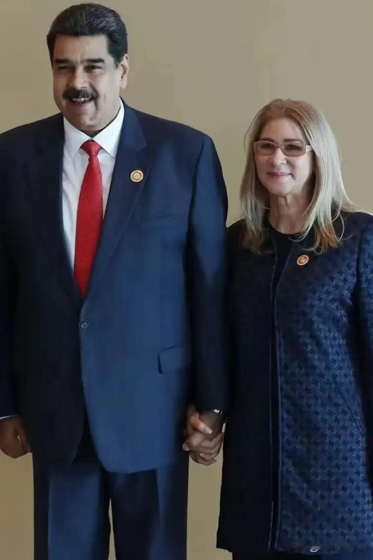 下面照片是委内瑞拉总统与妻子罕见的合影。
她妻子比马杜罗大6岁，结过婚有3个子女