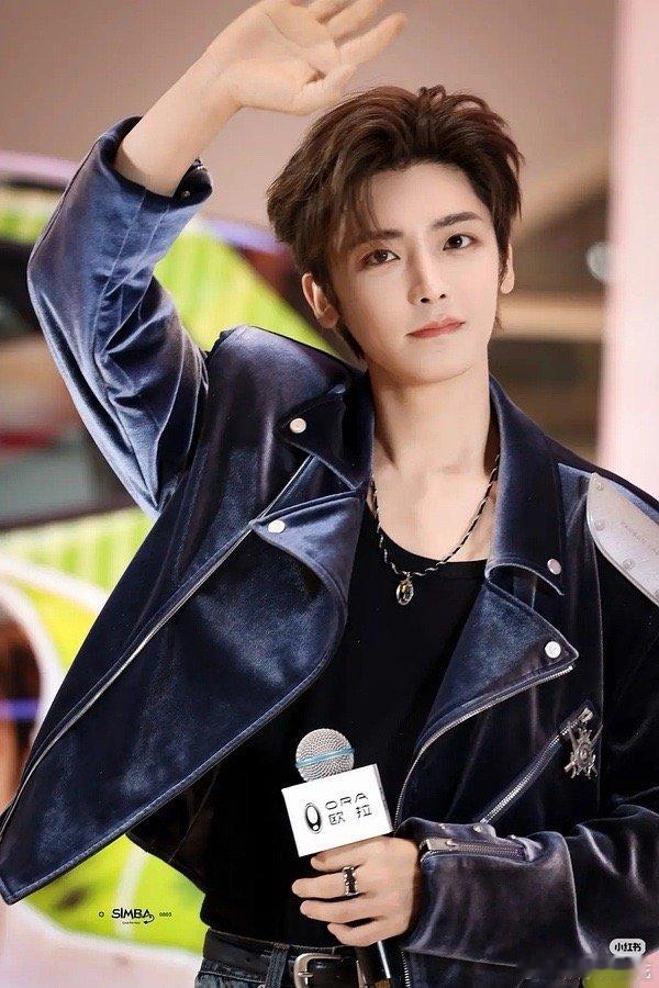 侯明昊这个状态可以直接进组碧血蝉了吗，全是视频直截