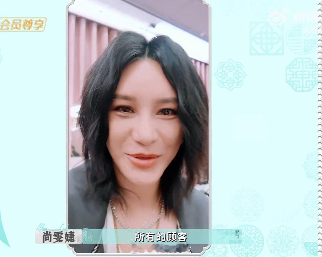 尚雯婕看着工作过的痕迹不舍这店啊，就像他们的小窝，16天一起打拼，尚雯婕现在看着