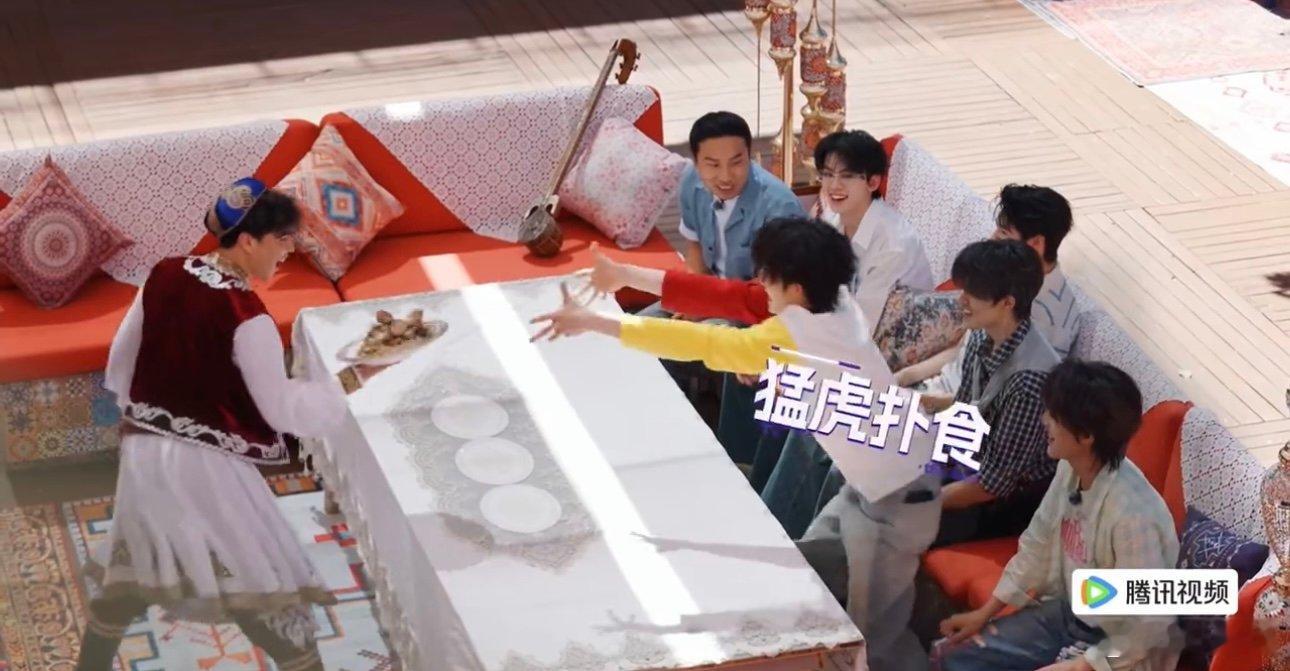 苏新皓猛虎扑食苏新皓直接扑上去了可爱的苏新皓，一整个猛虎扑食哈哈哈哈哈 ​​​