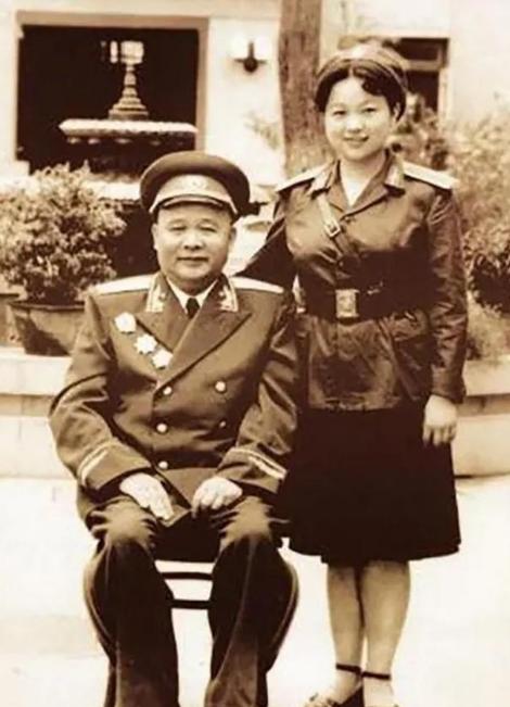 1955年，与徐海东失散二十多年的女儿徐文金在广播中听到了父亲的名字。她怎么也没