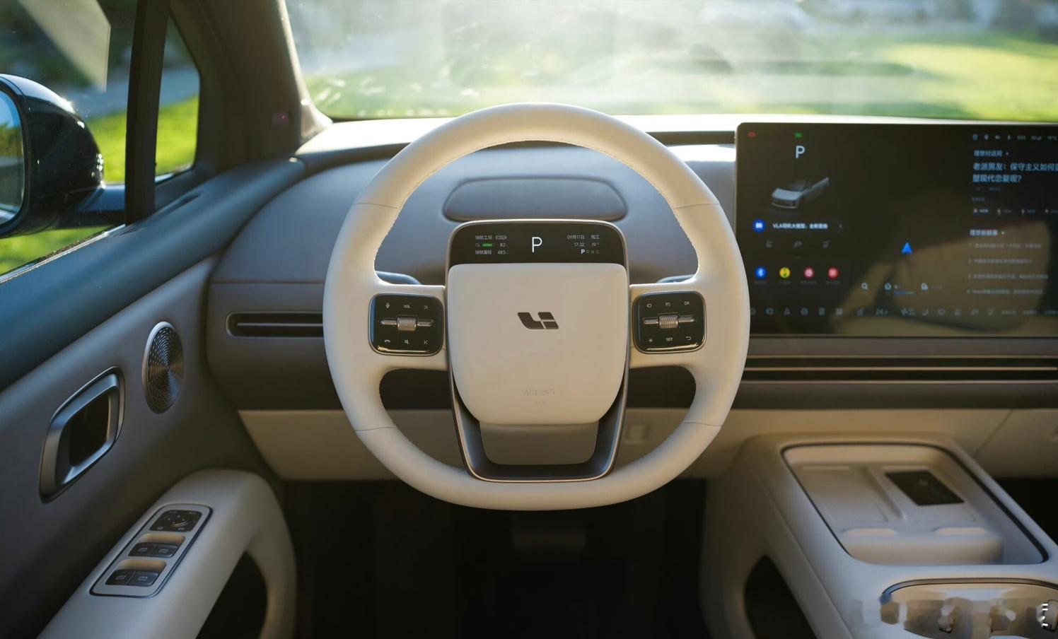 理想被行业模仿借鉴的设计元素很多，从星环灯，三连屏，副驾屏，当然还有增程驱动和智