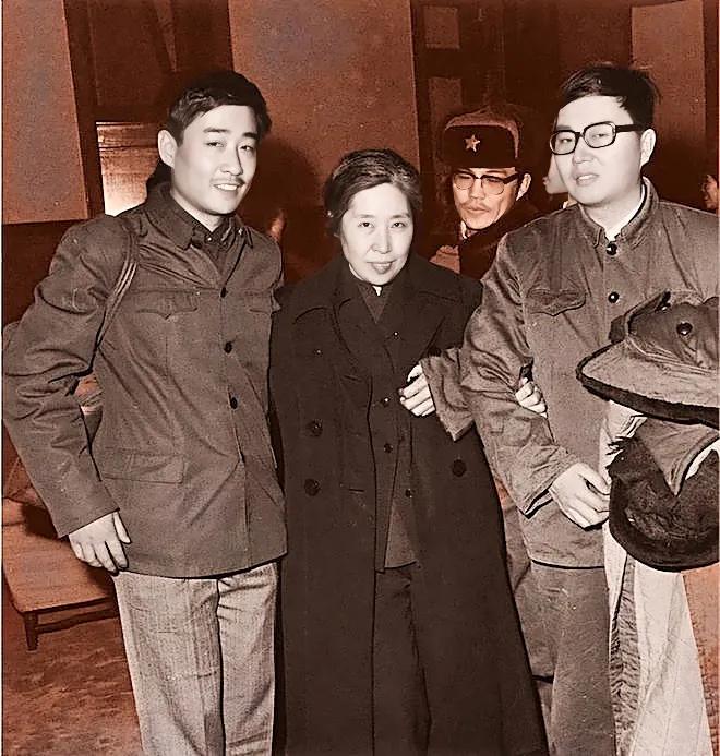 这张图片记录的是1979年1月，王光美出狱后首次在春晚的舞台亮相。
 
图中她的