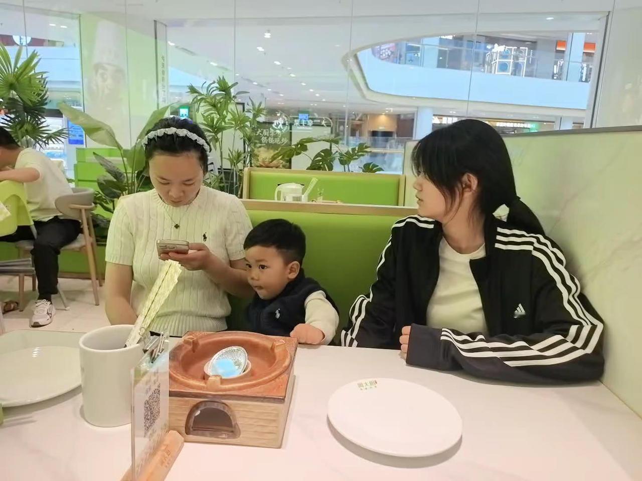 看似很困难的一件事情，很开心大家能坐在一块吃个饭，心态好来日方长，下次再聚，走啦
