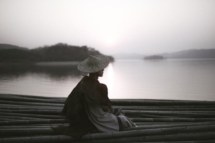 人生海海，这是一句闽南话，是形容人生复杂多变但又不止这意思，它的意思像大海一样宽