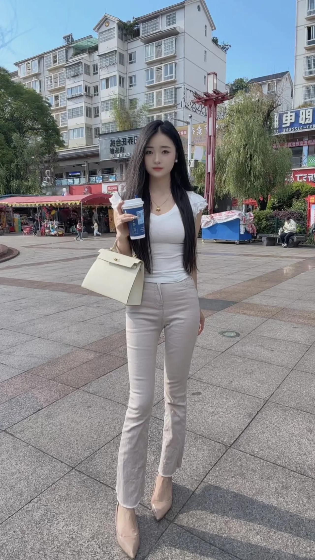 咖啡虽好，我感觉大家第一眼还是来看美女的，很标致的姑娘，比起那些明星来说一点也不