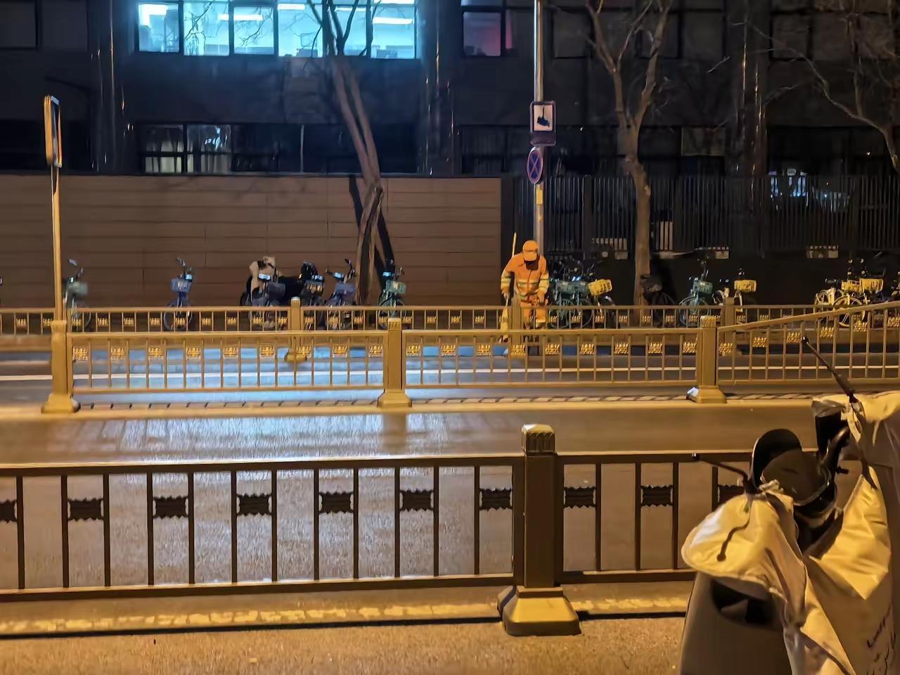 城市美容师，宁肯一人脏，换来万家净。起早贪黑，却领着最低的工资……环卫工 环卫使